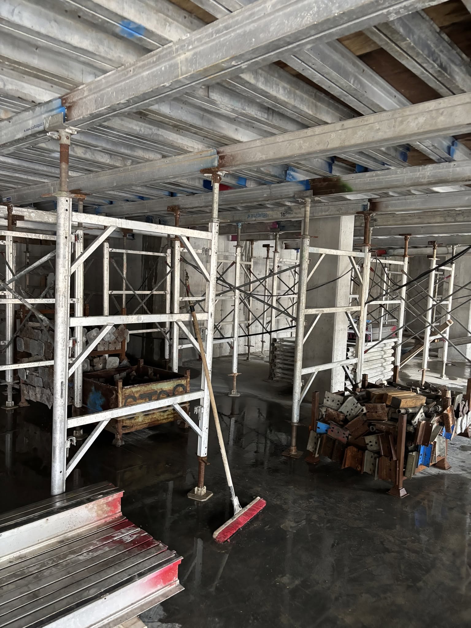 Shoring system supporting suspended slab construction